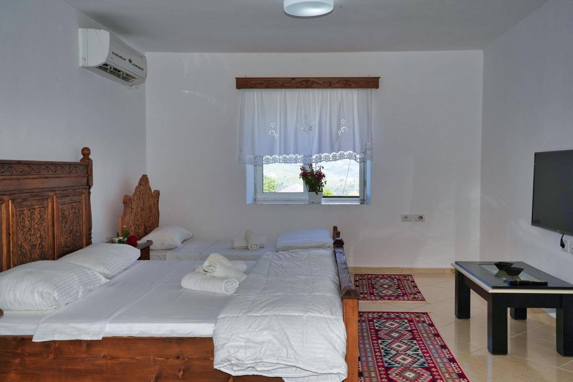 Guri Guesthouse Gjirokaster Exterior photo
