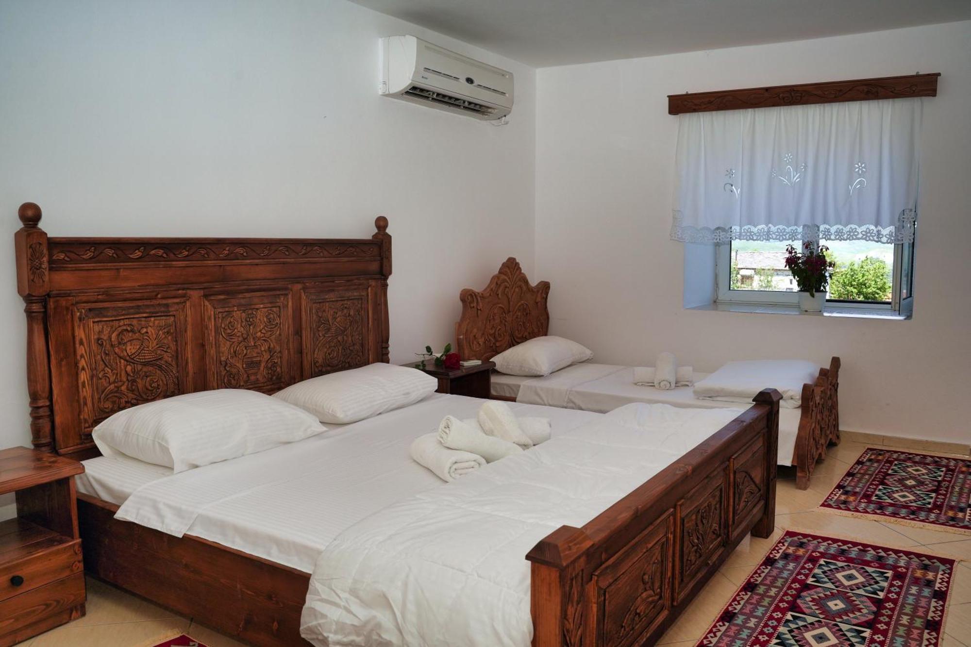 Guri Guesthouse Gjirokaster Exterior photo