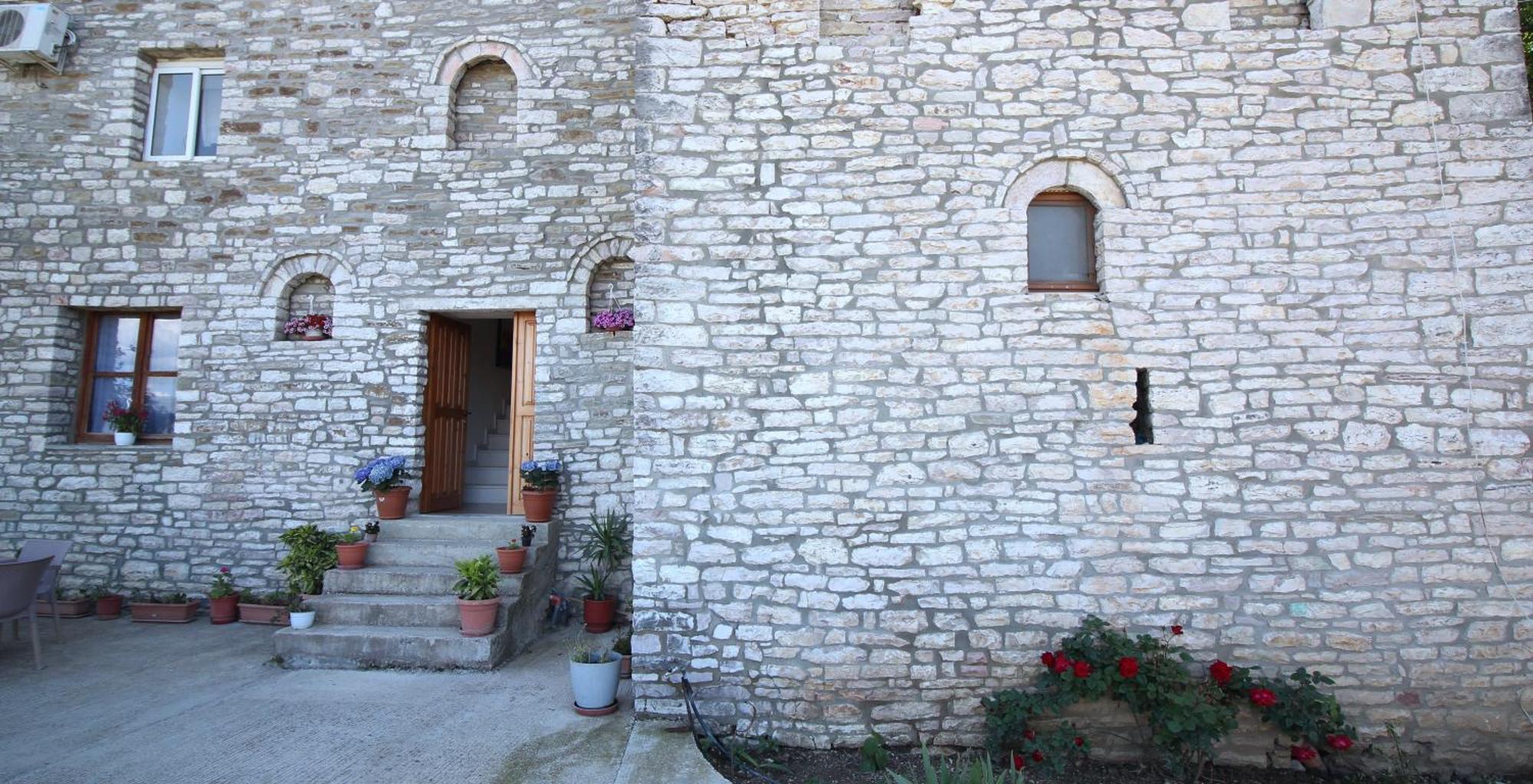 Guri Guesthouse Gjirokaster Exterior photo