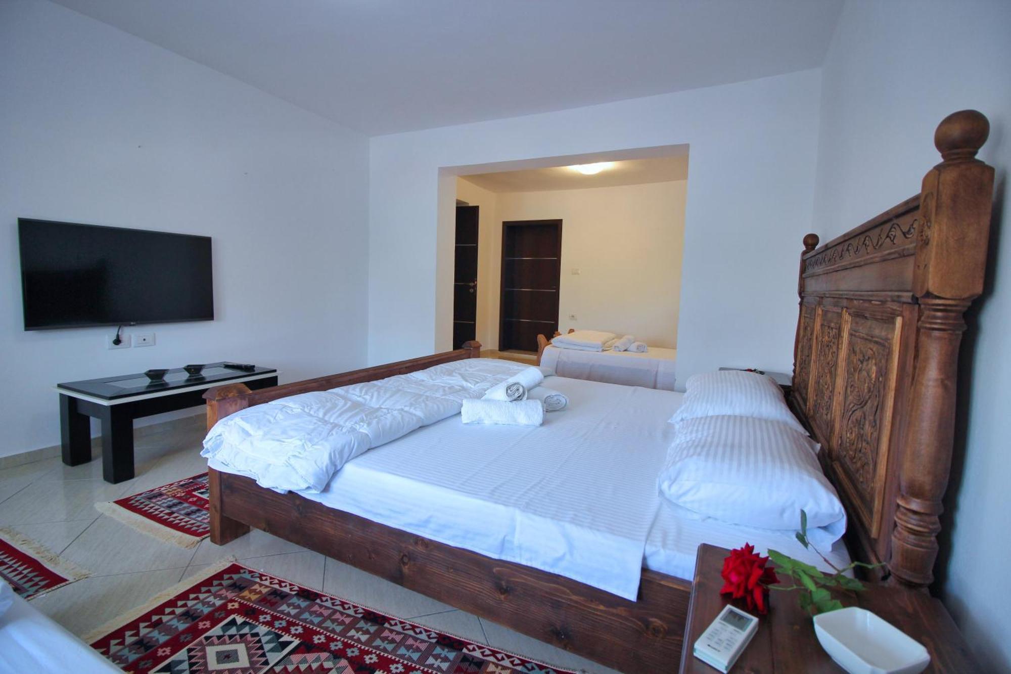 Guri Guesthouse Gjirokaster Exterior photo