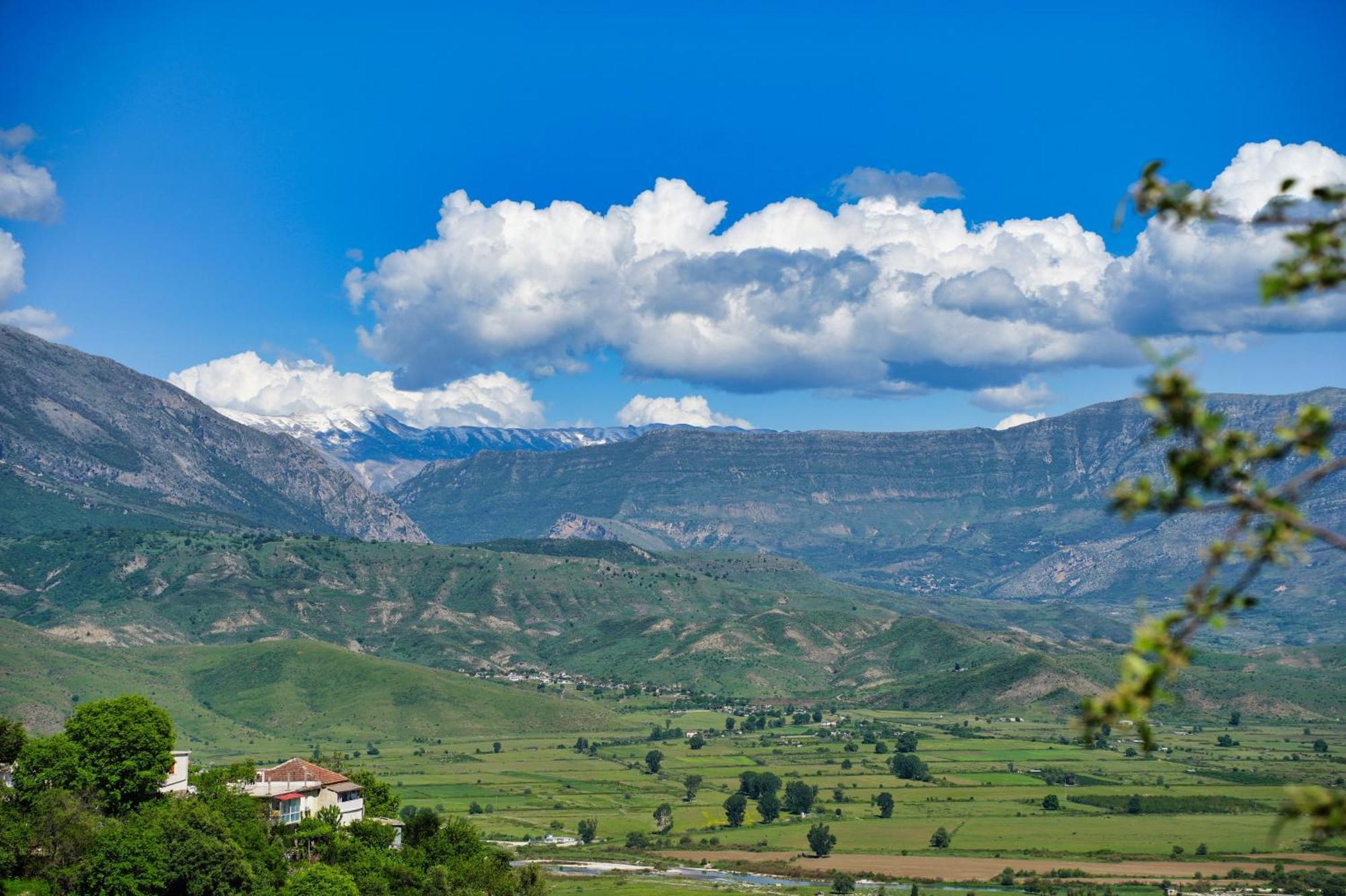 Guri Guesthouse Gjirokaster Exterior photo