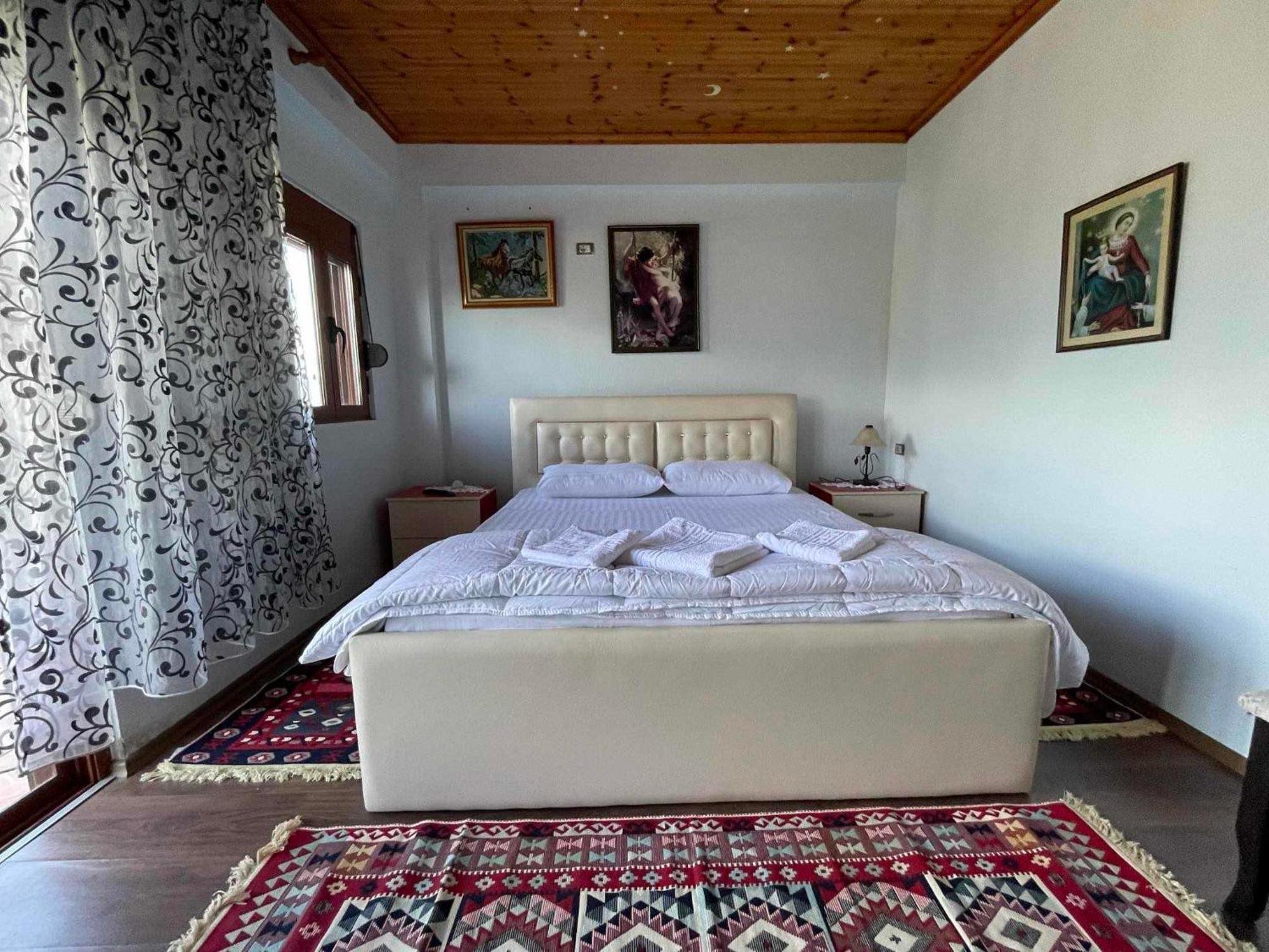 Guri Guesthouse Gjirokaster Exterior photo